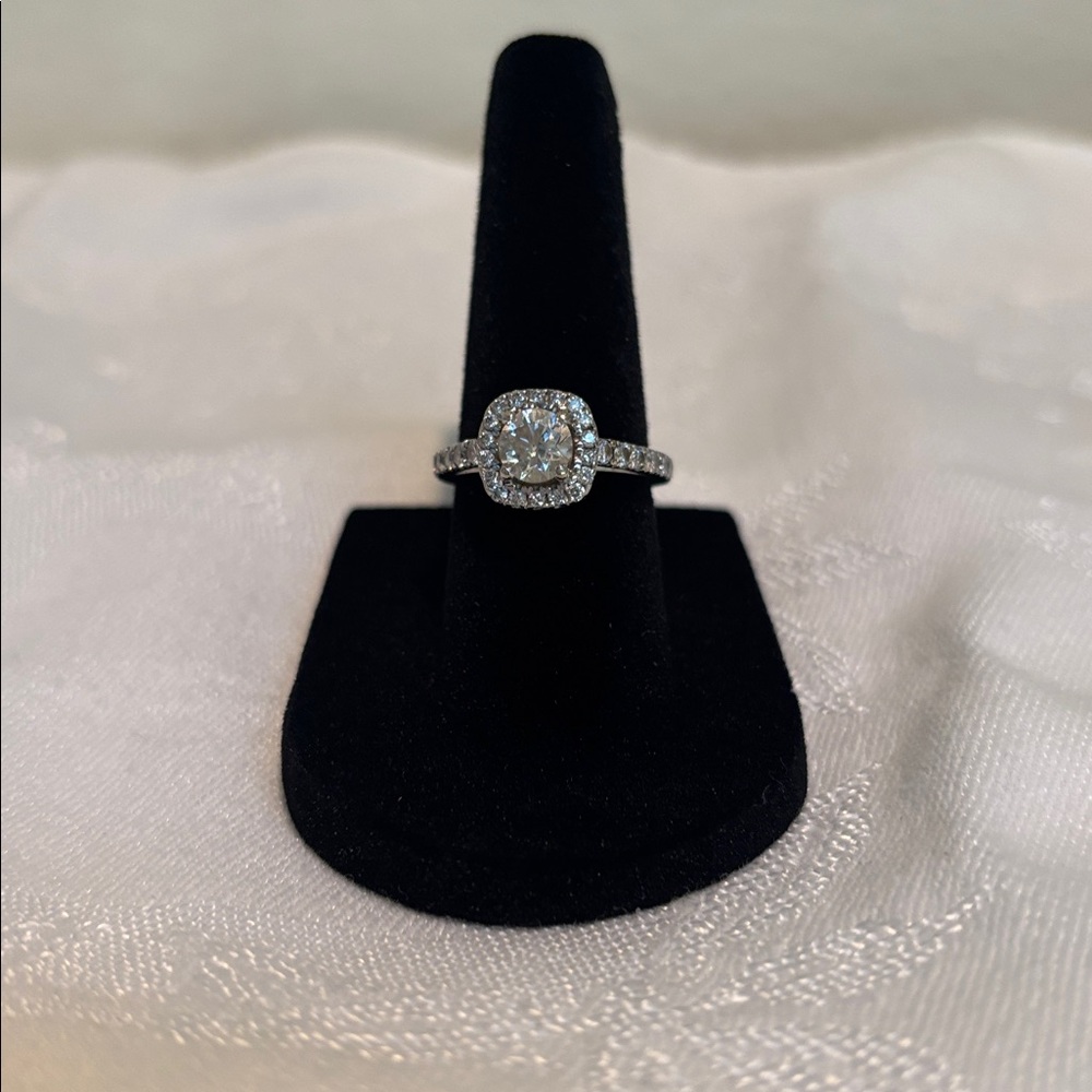 Halo bridal ring. 14K white gold. Size 5.5